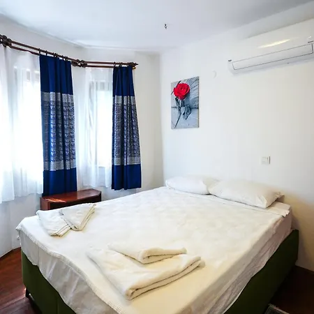 Villa Misli - Red/ *