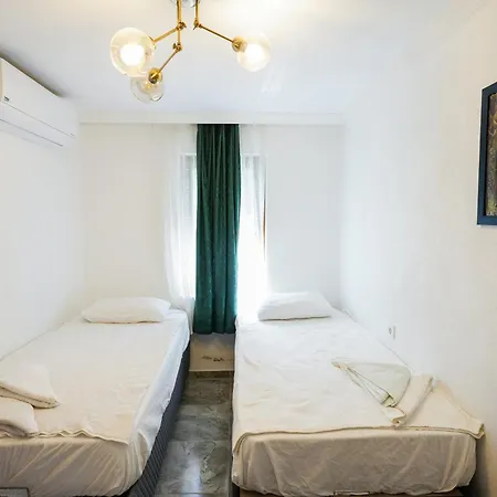 Villa Misli - Red/