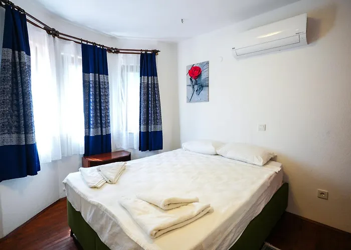 Villa Misli - Red/ *