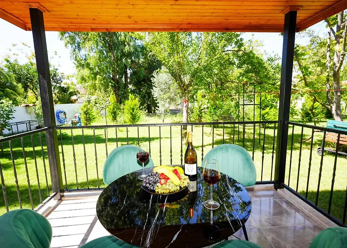 Villa Misli - Red/ *